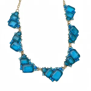 Collar vintage dorado con cristales azules geométricos y detalles cuadrados irregulares