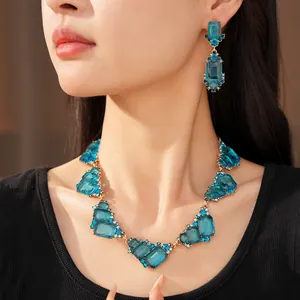 Primer plano detallado de un conjunto de joyas vintage con piedras azules geométricas