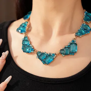 Vista detallada de un collar vintage geométrico de cristal azul en una modelo femenina