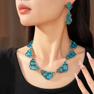 Primer plano de conjunto vintage de collar y pendientes con gemas azules talladas