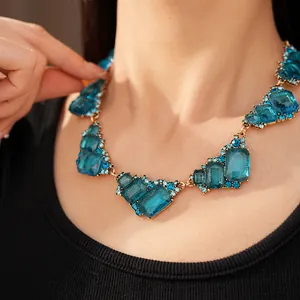 Collar geométrico estilo vintage con cristales cuadrados azules irregulares y engaste dorado