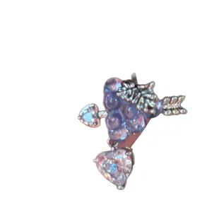 Orecchino a clip a forma di uva e cuore in zircone con freccia di Cupido per donne