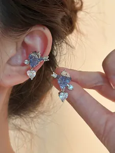 Vista dettagliata di orecchino a clip a forma di uva viola con pendente a cuore in zircone