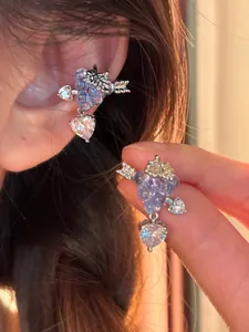 Vista dettagliata dell'orecchino a clip a forma di uva con zircone a cuore brillante