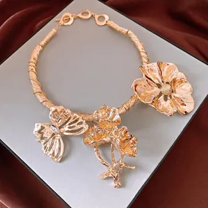 Collana choker dorata vintage con grandi ciondoli a forma di fiori e farfalle in metallo