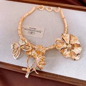 Squisito girocollo vintage dorato con fiori, farfalle e accenti di strass scintillanti