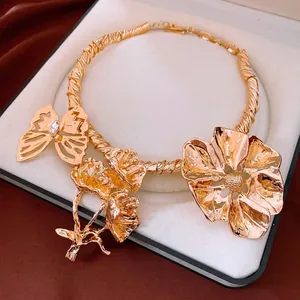 Girocollo vintage in metallo dorato con ciondoli a fiore e farfalla con strass