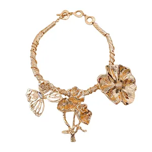 Girocollo dorato vistoso con motivi a fiori e farfalle in metallo stile vintage.