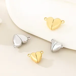Dettaglio di fermagli magnetici a forma di cuore in acciaio inox oro e argento