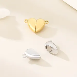 Dettaglio di chiusure magnetiche a cuore in acciaio inox oro e argento per braccialetti.