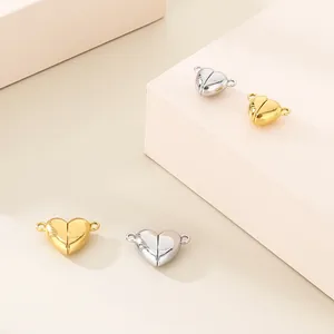 Primo piano di chiusure magnetiche a forma di cuore per gioielli in oro e argento