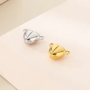 Dettaglio di chiusure magnetiche a cuore dorate e argentate per gioielli fai da te.