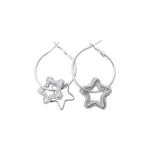 Boucles d'oreilles créoles argentées avec pendentifs étoiles en cristal étincelant