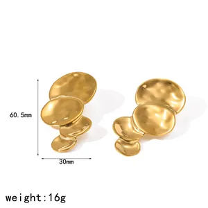 Große vergoldete Edelstahl-Ohrringe mit unregelmäßigem Hammerschlag-Scheibendesign