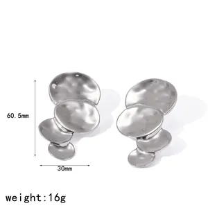 Große silberne Edelstahlohrringe mit Hammerschlag-Effekt, 60,5 mm Länge, 16 g.