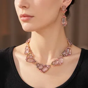 Elegante set di gioielli geometrici in cristallo rosa con collana e orecchini luce