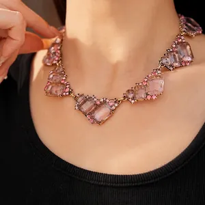 Elegante collana girocollo geometrica con strass rosa e castone dorato vintage per donne
