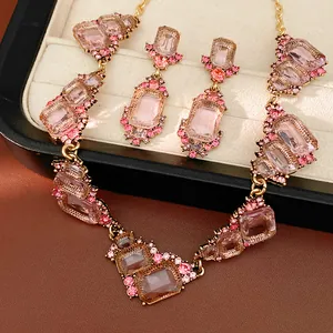Vista macro dettagliata dell'elegante set di collana e orecchini con gemme rosa