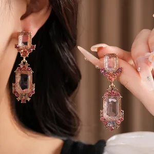 Eleganti orecchini pendenti in cristallo rosa stile vintage con montatura decorata