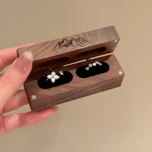 Bague fleur élégante avec nacre blanche dans un coffret cadeau luxueux en bois.