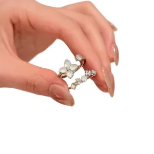Bagues élégantes argentées avec fleurs en nacre blanche et accents de zircon