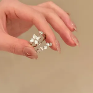 Vue détaillée de bagues élégantes en argent avec trèfle en nacre et zircone