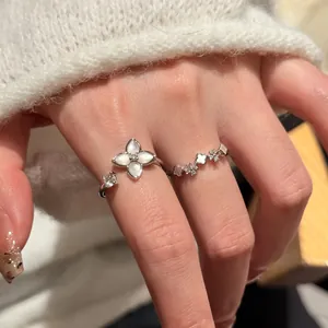 Vue détaillée d'une bague fleur en argent élégante et délicate avec de la nacre.
