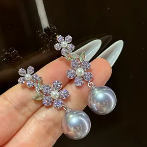 Élégantes boucles d'oreilles fleurs vintage avec zircons violets et grandes perles grises