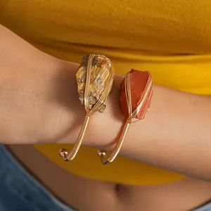 Detailopname van handgemaakte armbanden met natuurlijke ruwe steen om de pols.