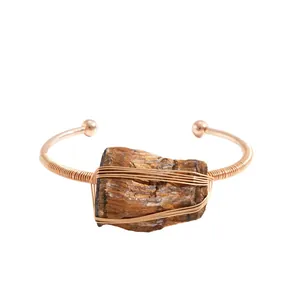 Vintage roségouden armband met een grote natuurlijke bruine ruwe steen omwikkeld