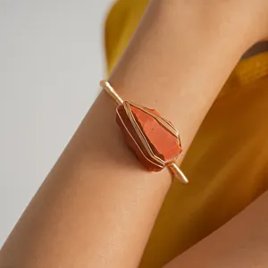 Detailopname van een handgemaakte vintage armband met ruwe rode jaspis natuursteen.