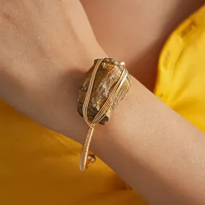 Vintage armband van natuurlijke tijgeroog ruwe steen met verfijnde gouden draadwikkeling