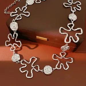 Chaîne de taille réglable en métal argenté avec fleurs évidées élégante pour femme