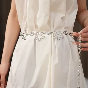 Chaîne de taille en métal à fleurs argentées réglable sur robe blanche, accessoire mode