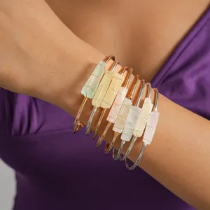 Set di bracciali in cristallo irregolare avvolti in filo, dettaglio in stile boho chic.