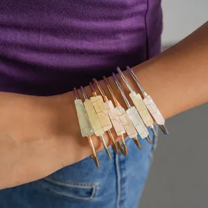 Primo piano di bracciali rigidi in cristallo irregolare avvolti a mano sul polso
