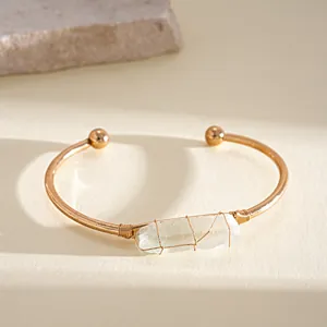 Primo piano dettagliato di un bracciale a fascia dorato con cristallo.