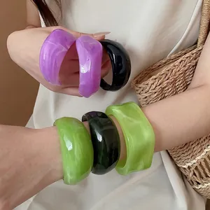 Acryl Onregelmatige Armring Retro Gemarmerd Ontwerp Minimalistisch Hars Chunky Hand Cuff Voor Vrouwen Vakantiestijl Sieraden