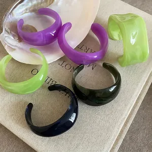 Vintage onregelmatige acryl armbanden in felle kleuren voor een vakantie-look