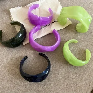 Retro onregelmatige acryl manchetarmbanden in levendige kleuren voor vakantiestijl