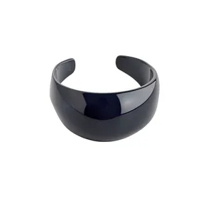 Vintage glanzende donkerblauwe acryl armband met een onregelmatig minimalistisch ontwerp