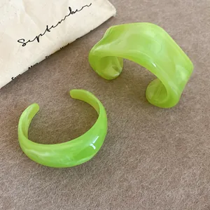 Close-up van limoengroene dikke acryl armbanden met onregelmatige afwerking