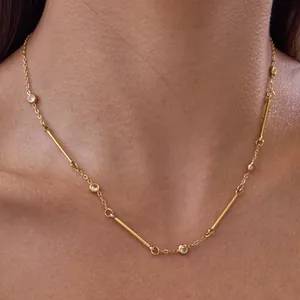 Detailansicht einer goldenen Edelstahlkette mit Zirkonia-Steinen und Stabgliedern