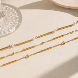 Vista de detalle de collares de bambú en acero inoxidable oro 18K con perlas finas