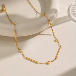 Elegante collar de acero inoxidable dorado con circonitas y eslabones estilo bambú.