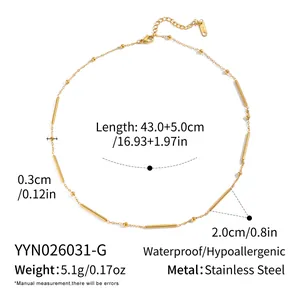 Vista detallada del collar de acero inoxidable chapado en oro de 18K con medidas