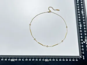 Vista detallada del collar de circonitas y bambú chapado en oro 18K con regla