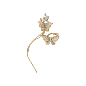 Élégante manchette d'oreille asymétrique avec papillon doré et fleur de zircon zircone.
