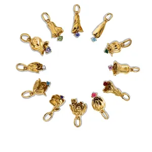 Douze pendentifs fleur de naissance en acier inoxydable doré 14 carats avec gemmes.