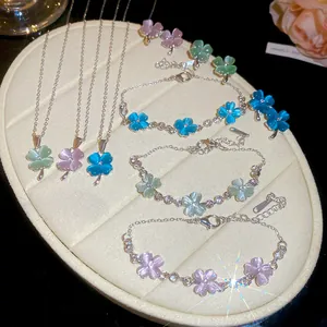 Detailopname van de bloemketting en armband met kattenoogsteen en diamantaccenten